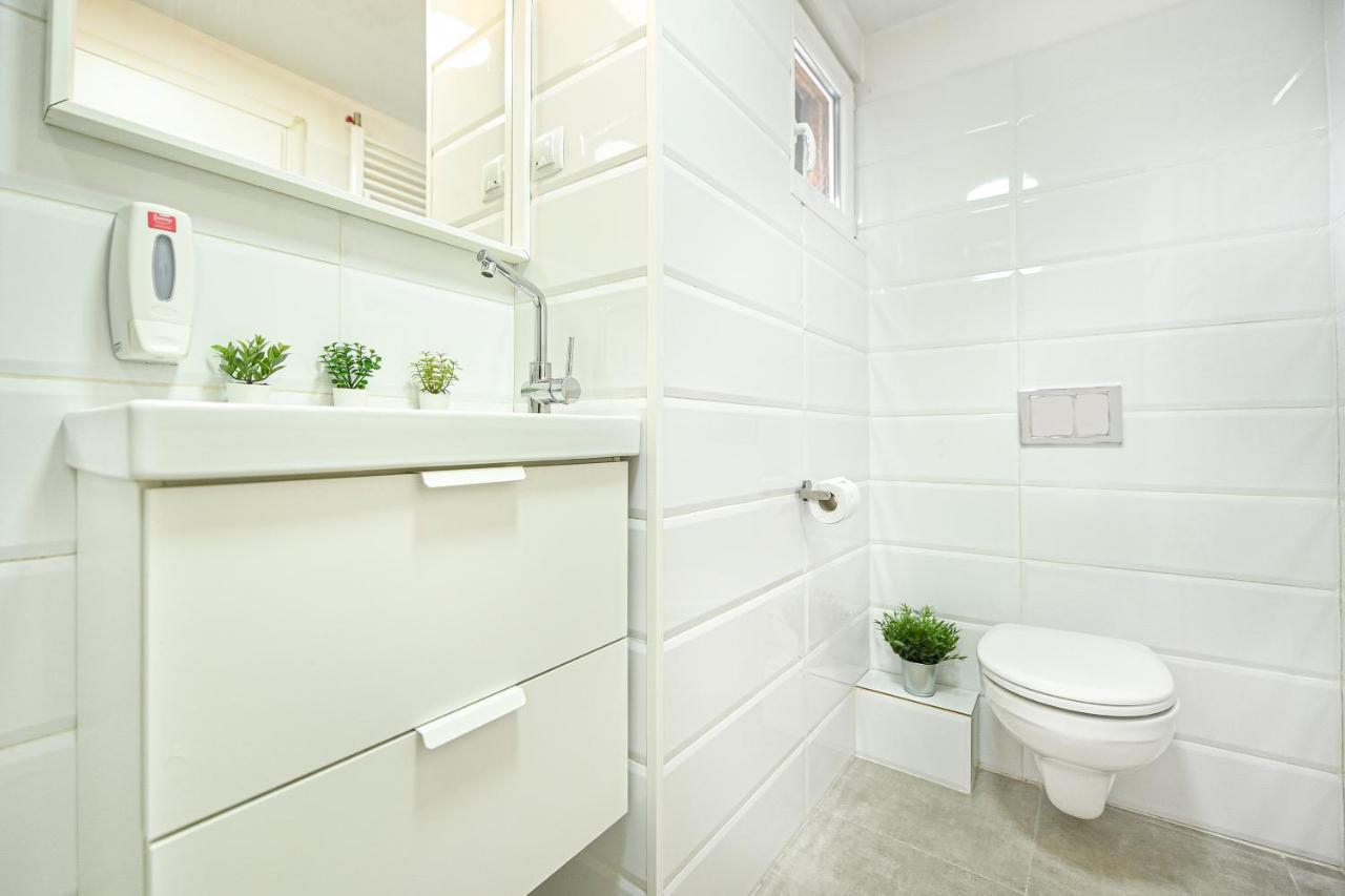 Spacious 1Br In The City Center - Amazing For Extended Stays Bucharest Exterior photo